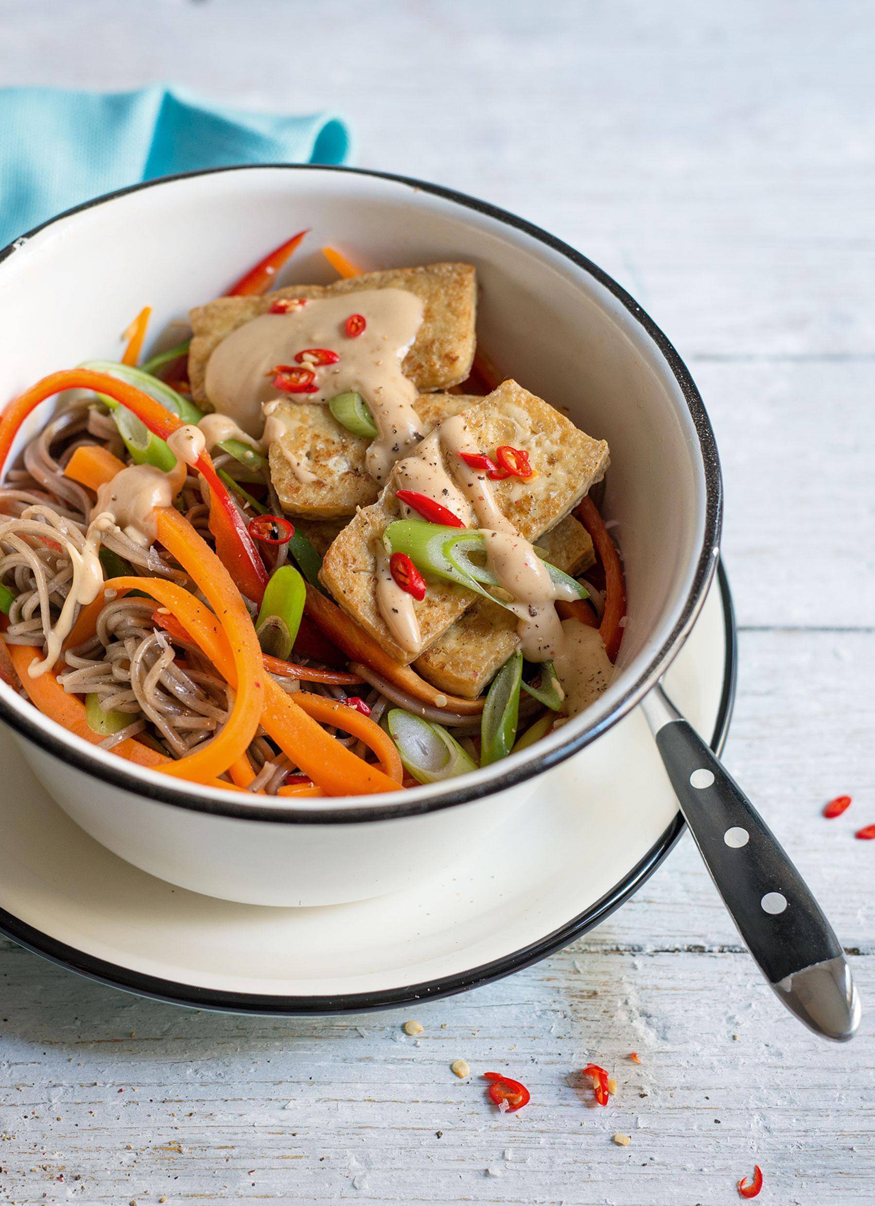 Soba-Tofu-Bowl mit Erdnuss-Chili-Sauce Rezept | Happy Plates