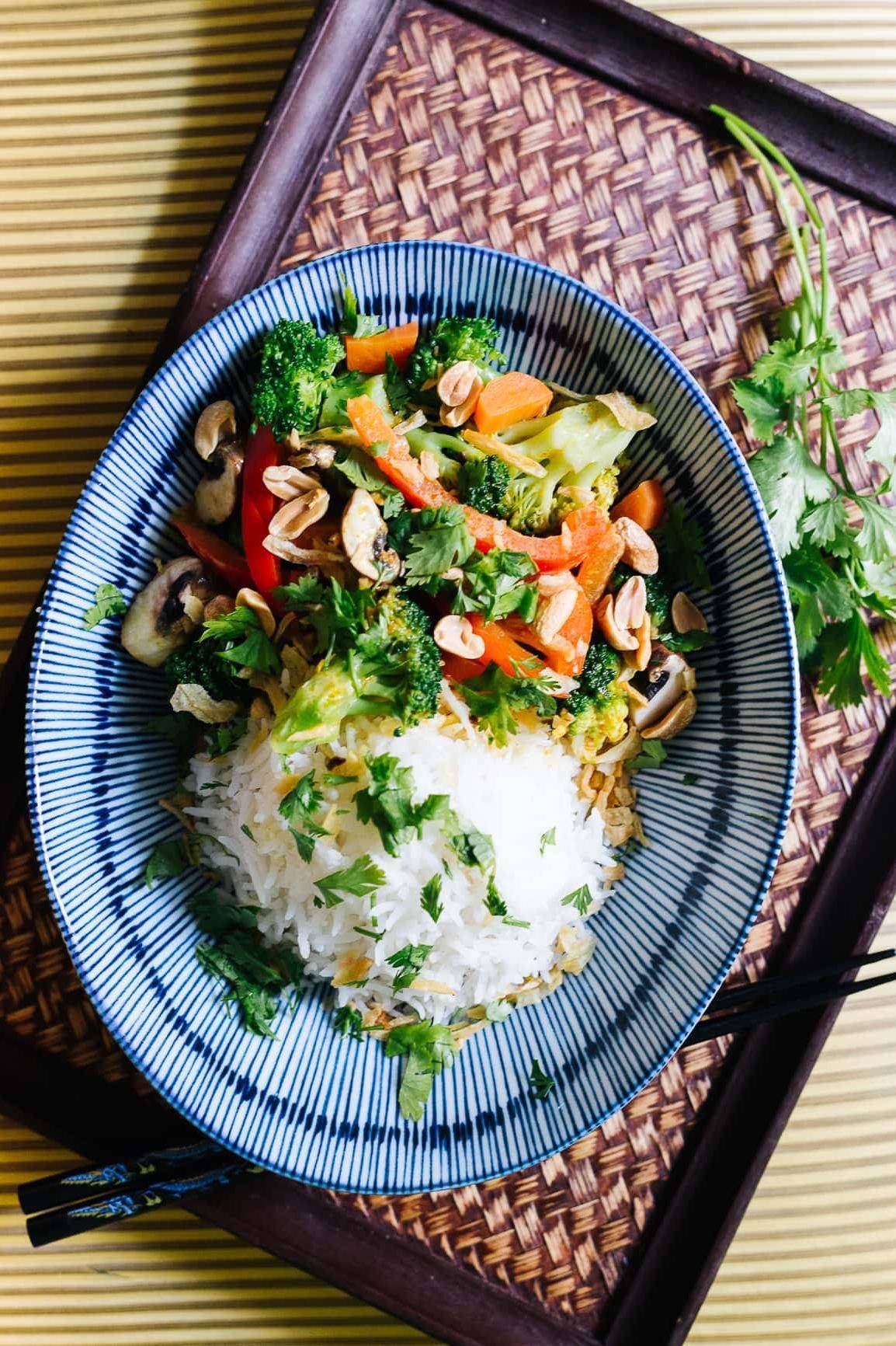 Schnelles veganes Gemüsecurry mit Reis Rezept | Happy Plates