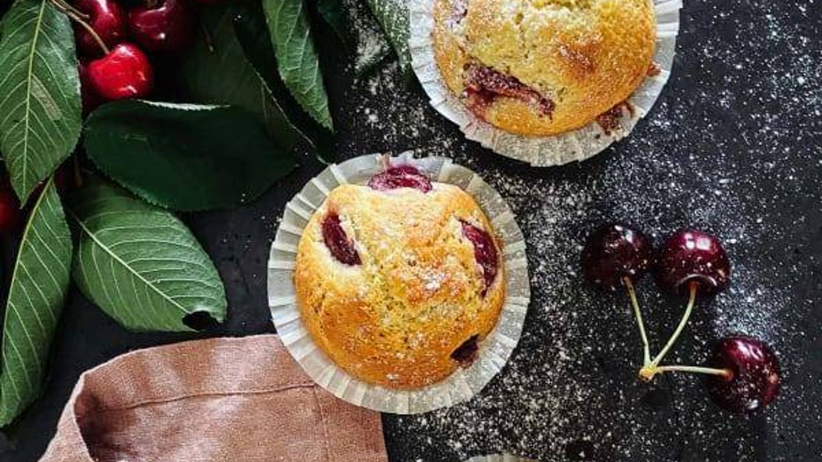 Schnelle Joghurt-Kirschmuffins für jeden Anlass Rezept | Happy Plates Schnelle Joghurt-Kirschmuffins für jeden Anlass Rezept | Happy Plates