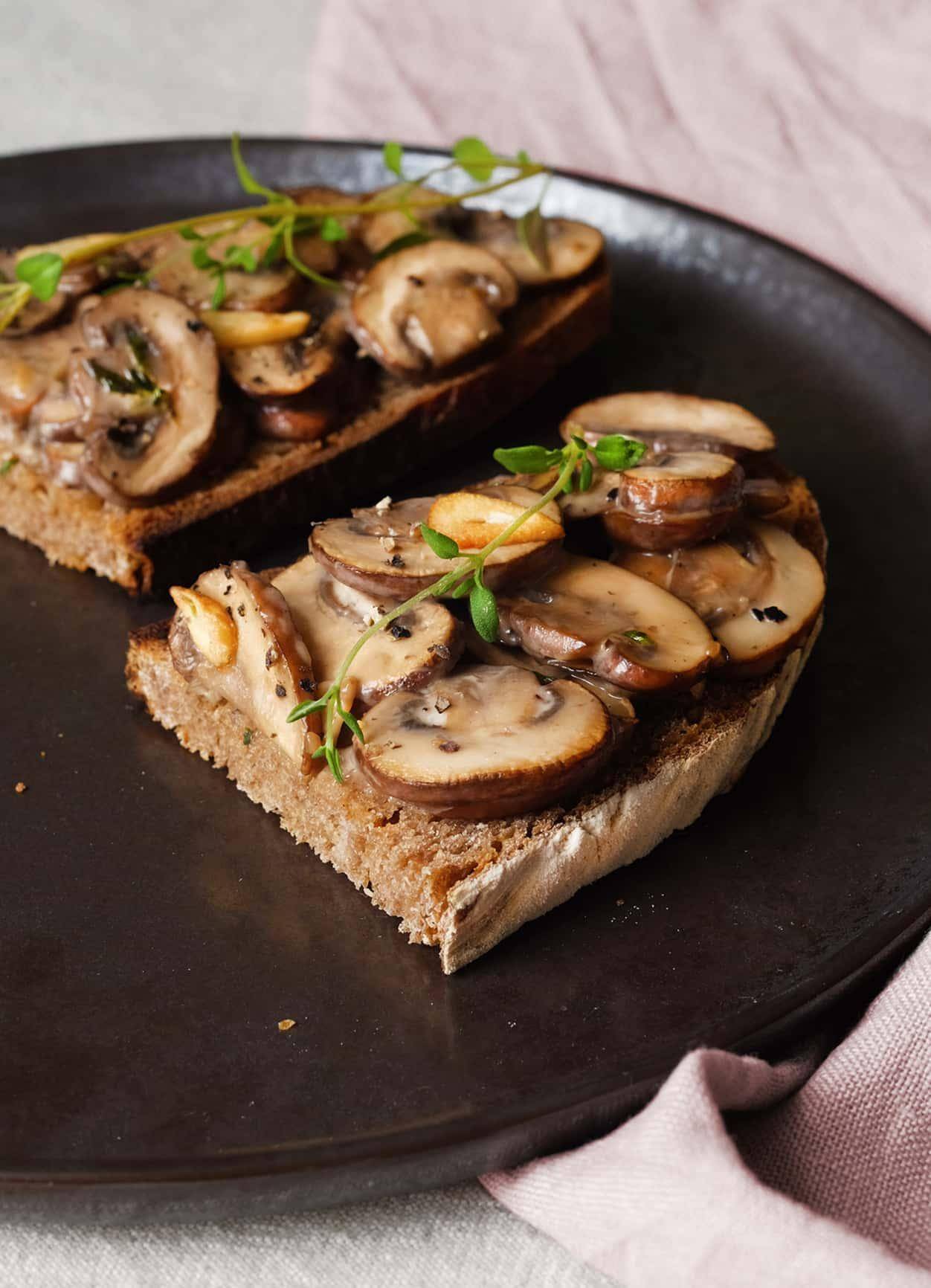 Cremige Pilze auf geröstetem Brot Rezept | Happy Plates