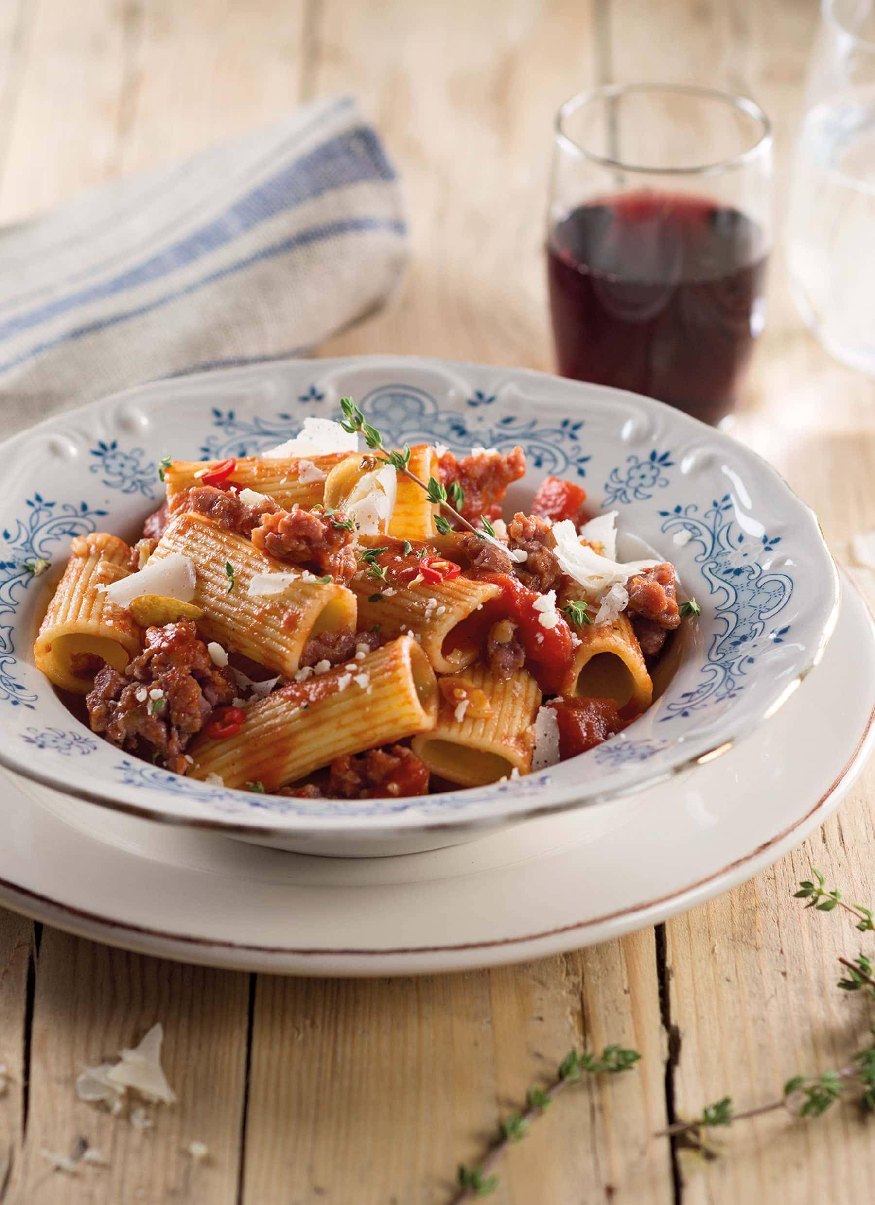 Rigatoni mit Salsiccia, Tomatensauce und frischem Thymian Rezept ...
