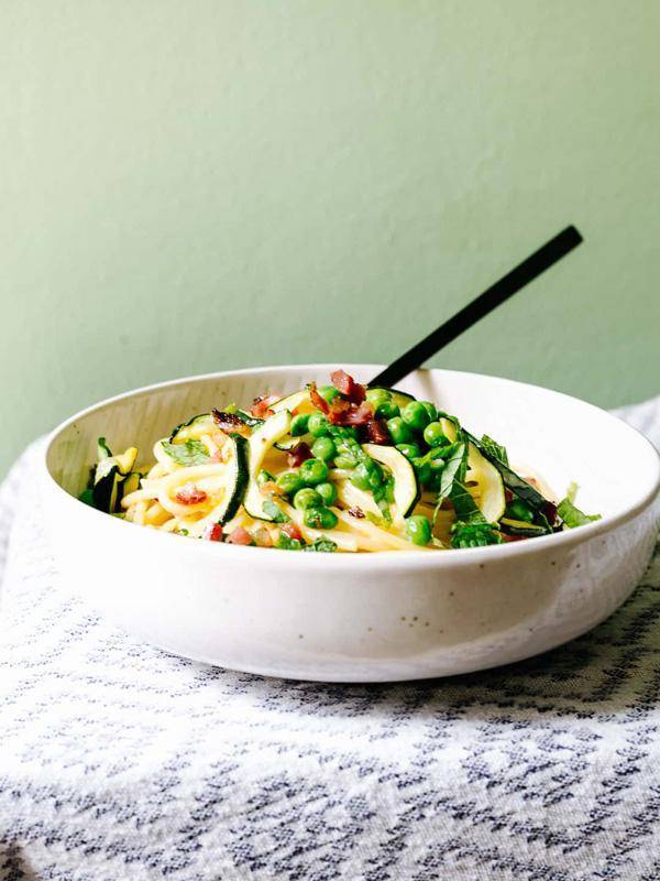 Spaghetti Carbonara mit Zucchini, Erbsen und Minze Rezept Happy Plates