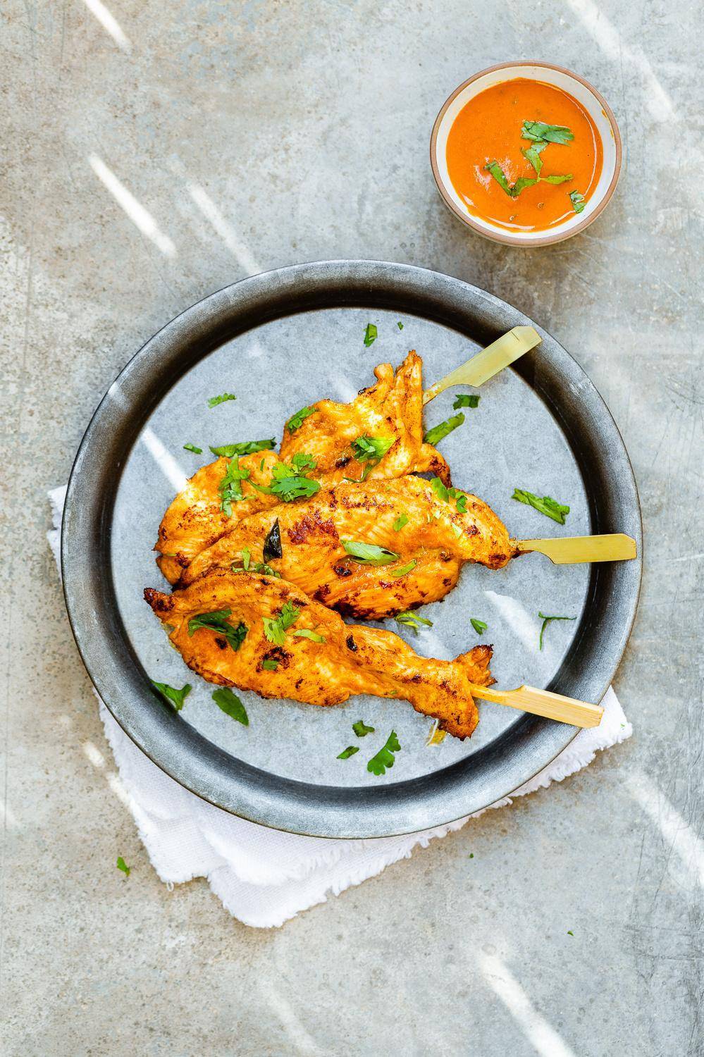 Satay-Spieße mit Erdnusssauce Rezept | Happy Plates