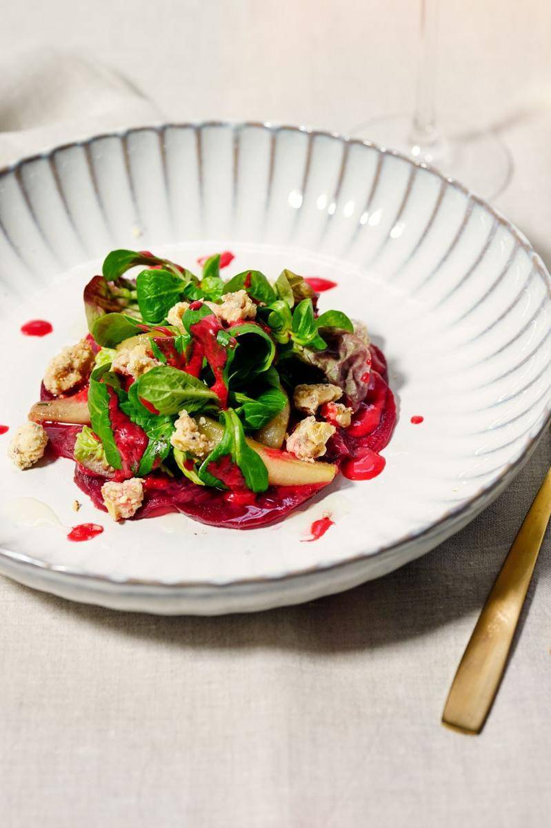 Rote Rüben Carpaccio mit Himbeervinaigrette, Nüssen und Birnen Rezept ...
