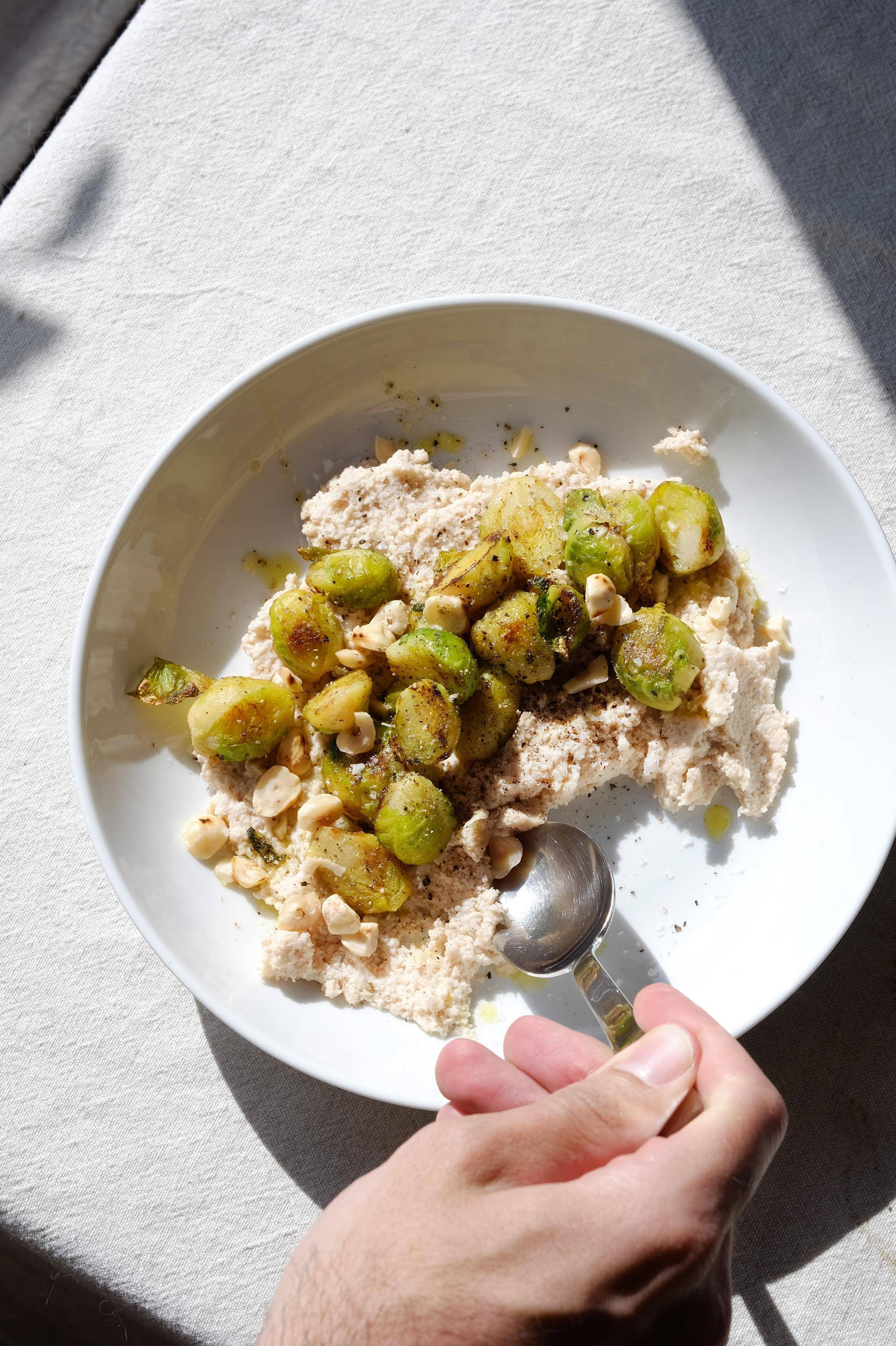 Rosenkohl mit Haselnuss-Hummus Rezept | Happy Plates