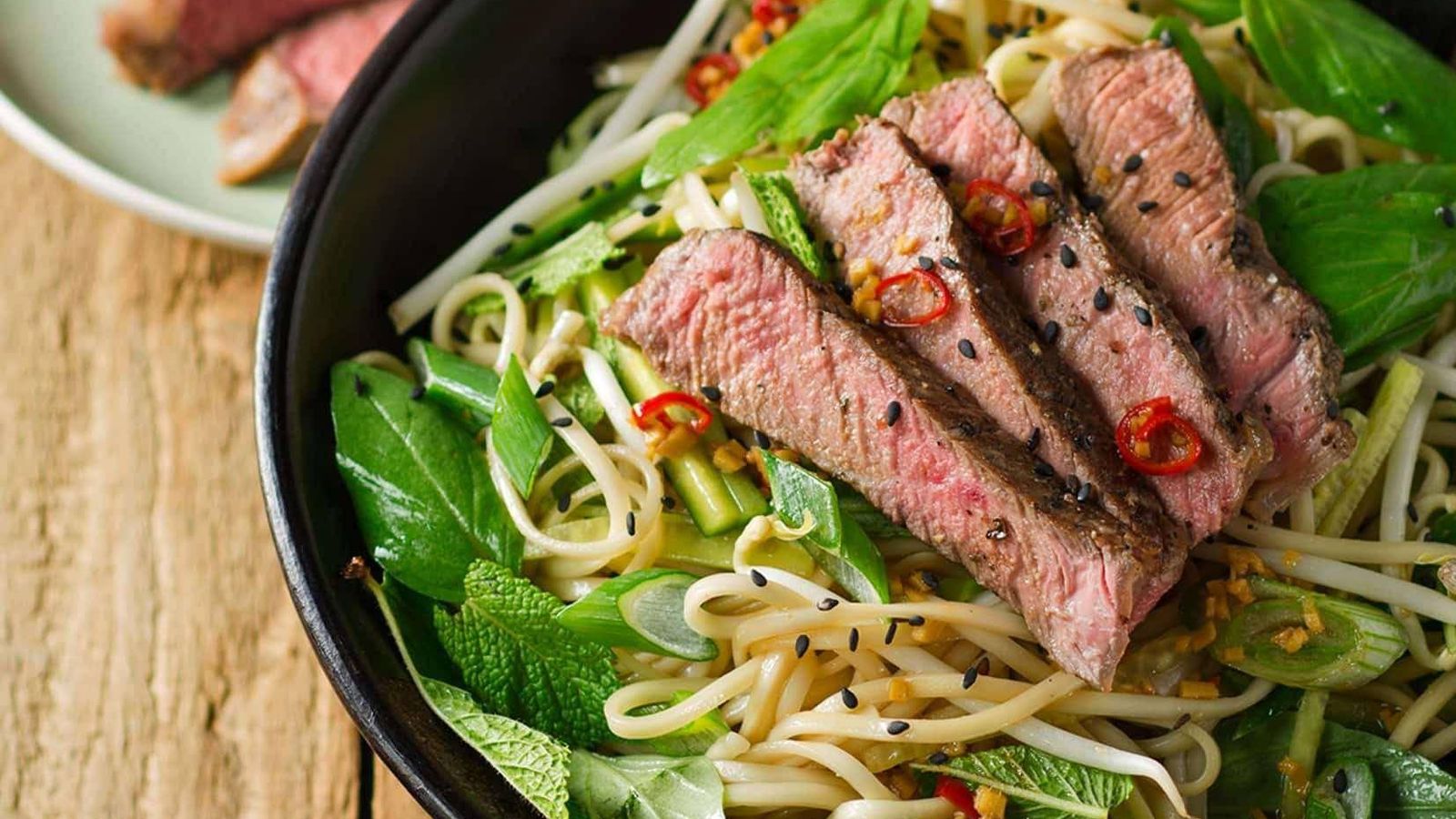 Thailändischer Beiried-Nudelsalat mit Thaibasilikum Rezept | Happy Plates Thailändischer Beiried-Nudelsalat mit Thaibasilikum Rezept | Happy Plates