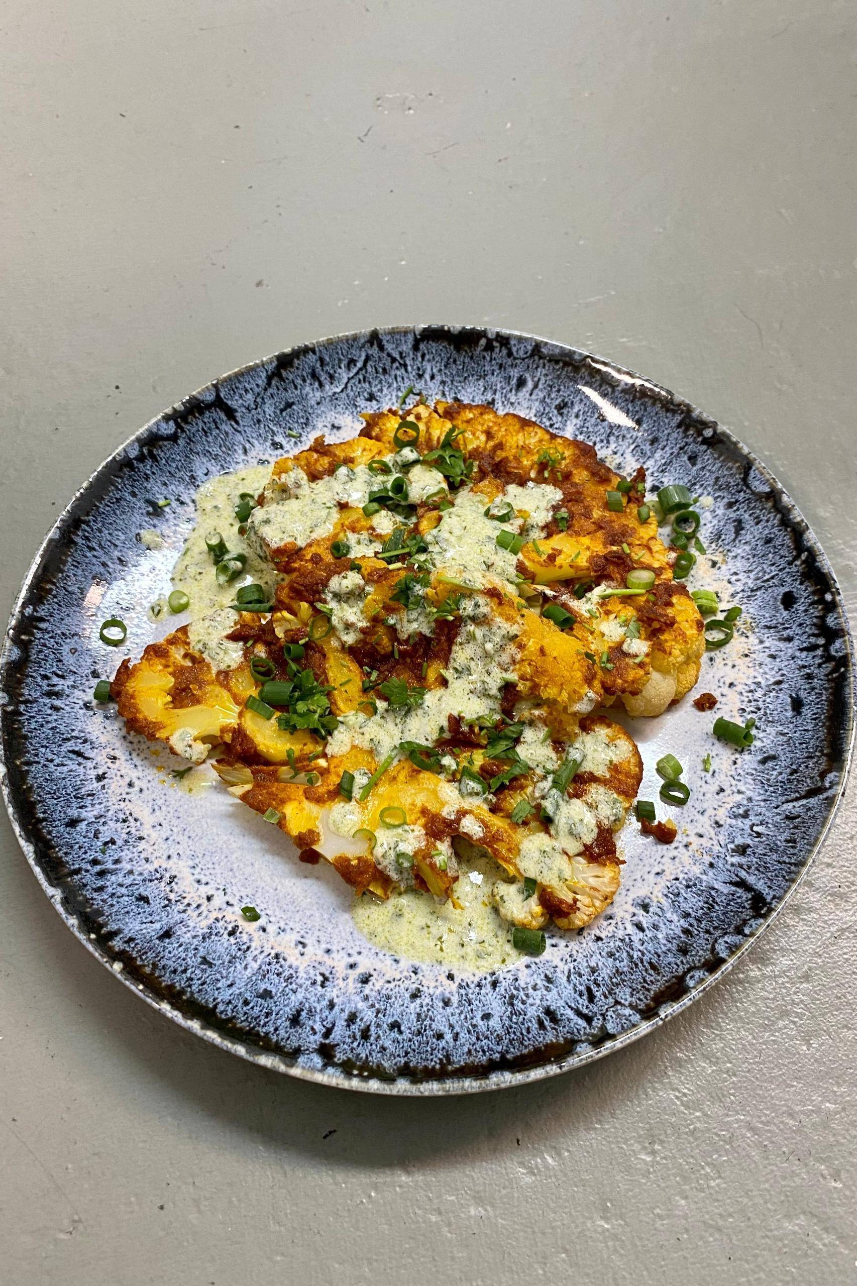 Karfiolsteaks mit Joghurt-Minz Sauce Rezept | Happy Plates