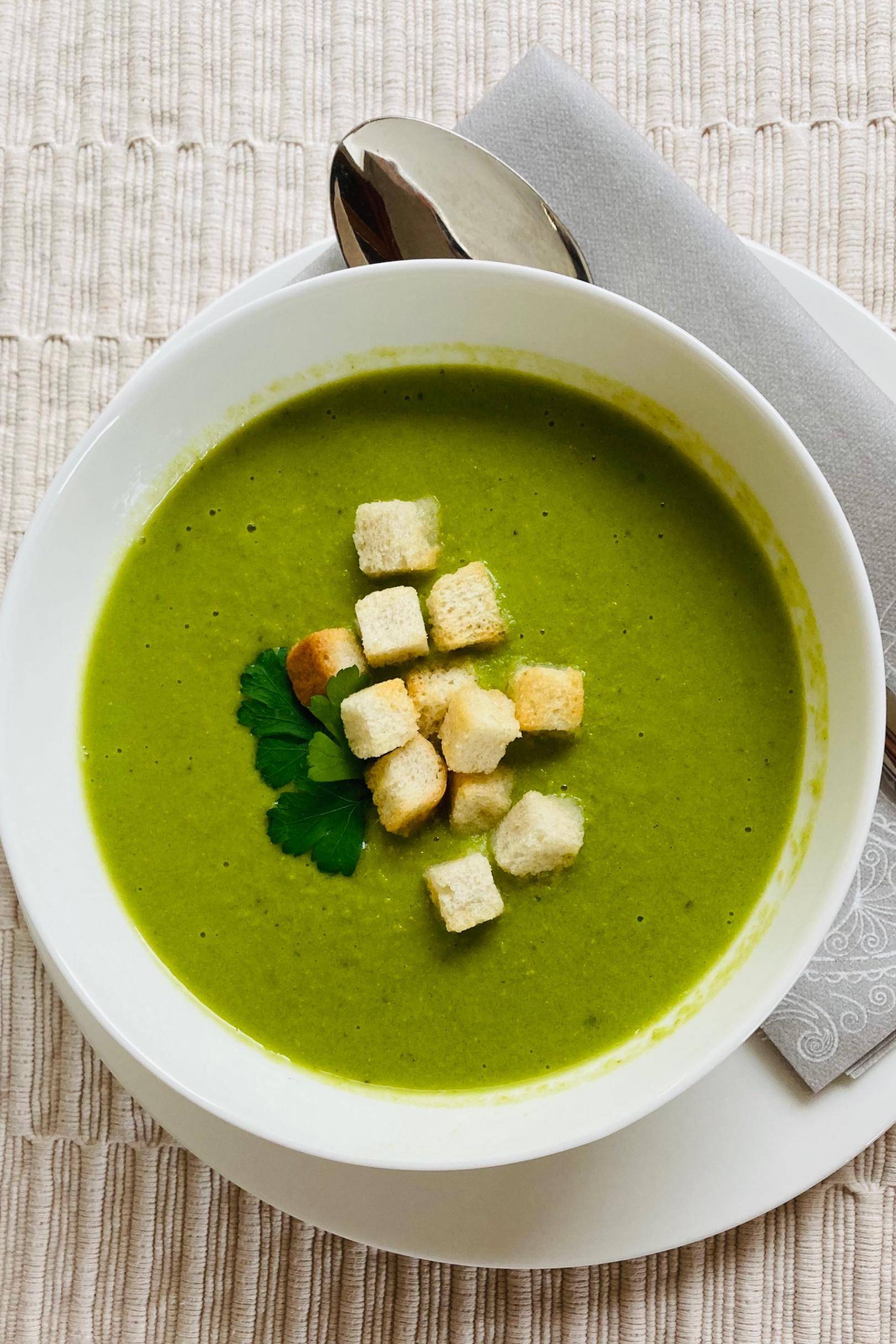 Grüne Erbsensuppe mit Pesto Rezept | Happy Plates