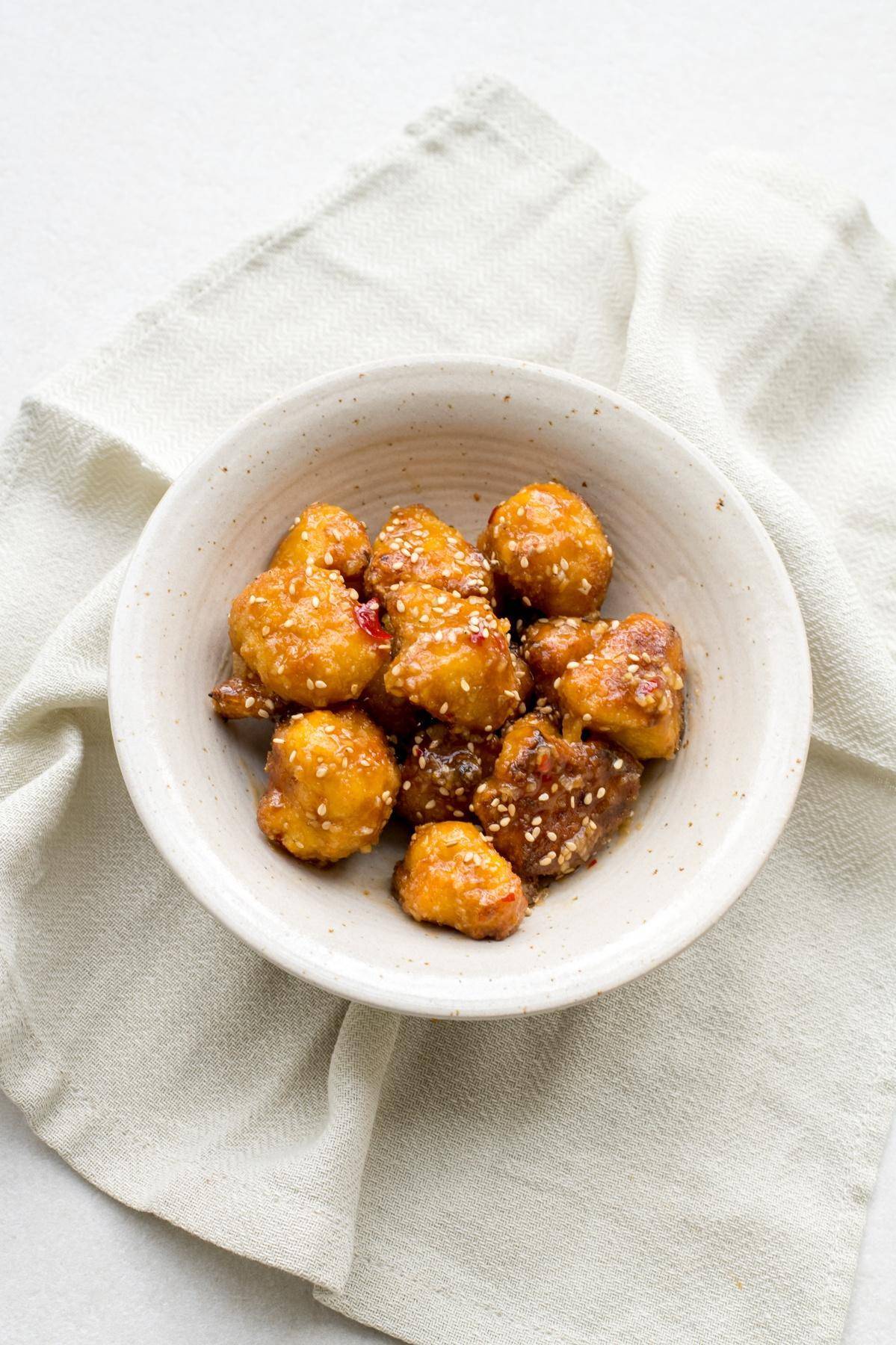 Knusprige KarfiolBites mit ChiliHonig Sauce Rezept Happy Plates