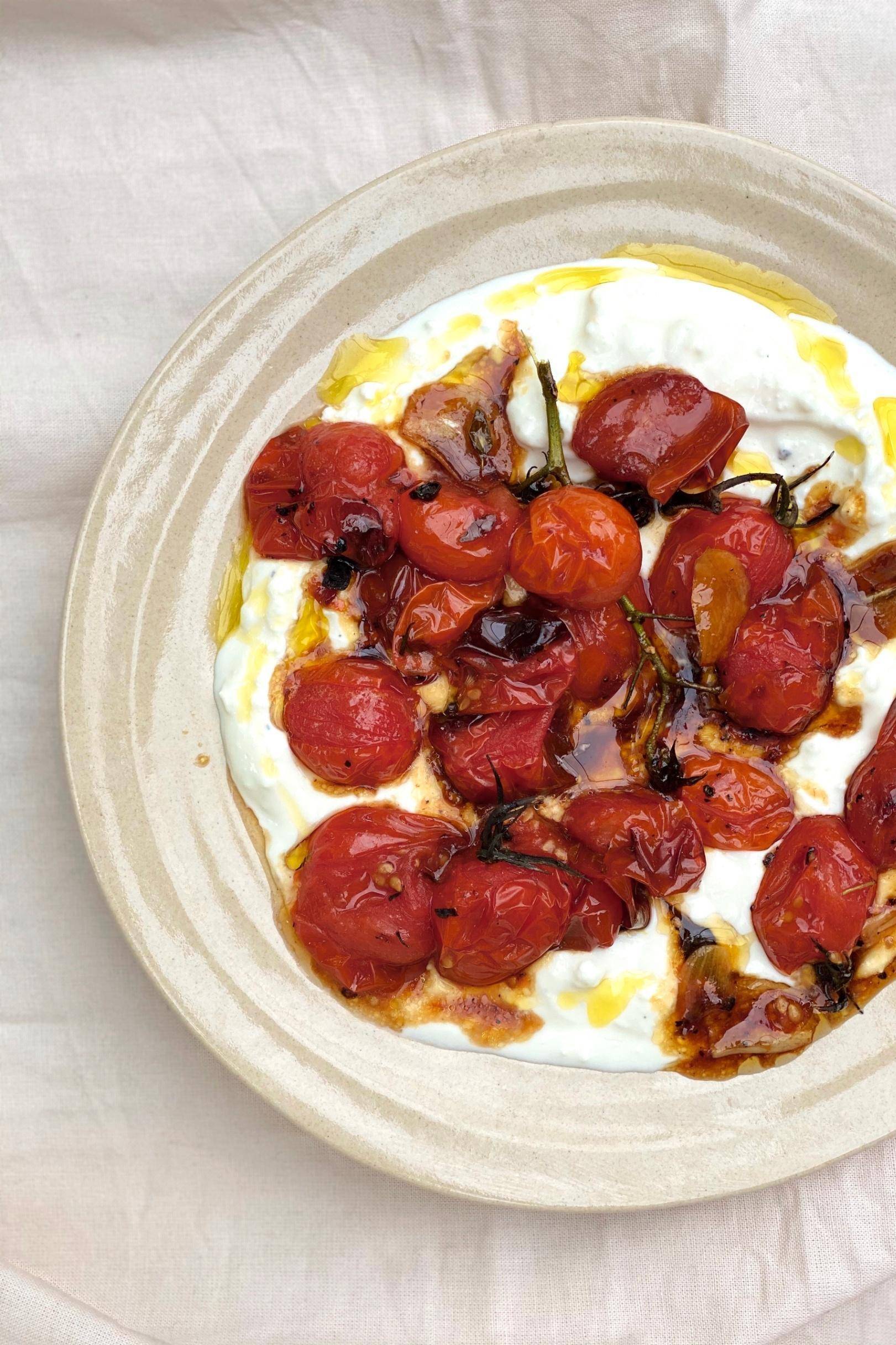 Gegrillte Tomaten mit Joghurt-Feta-Dip Rezept | Happy Plates