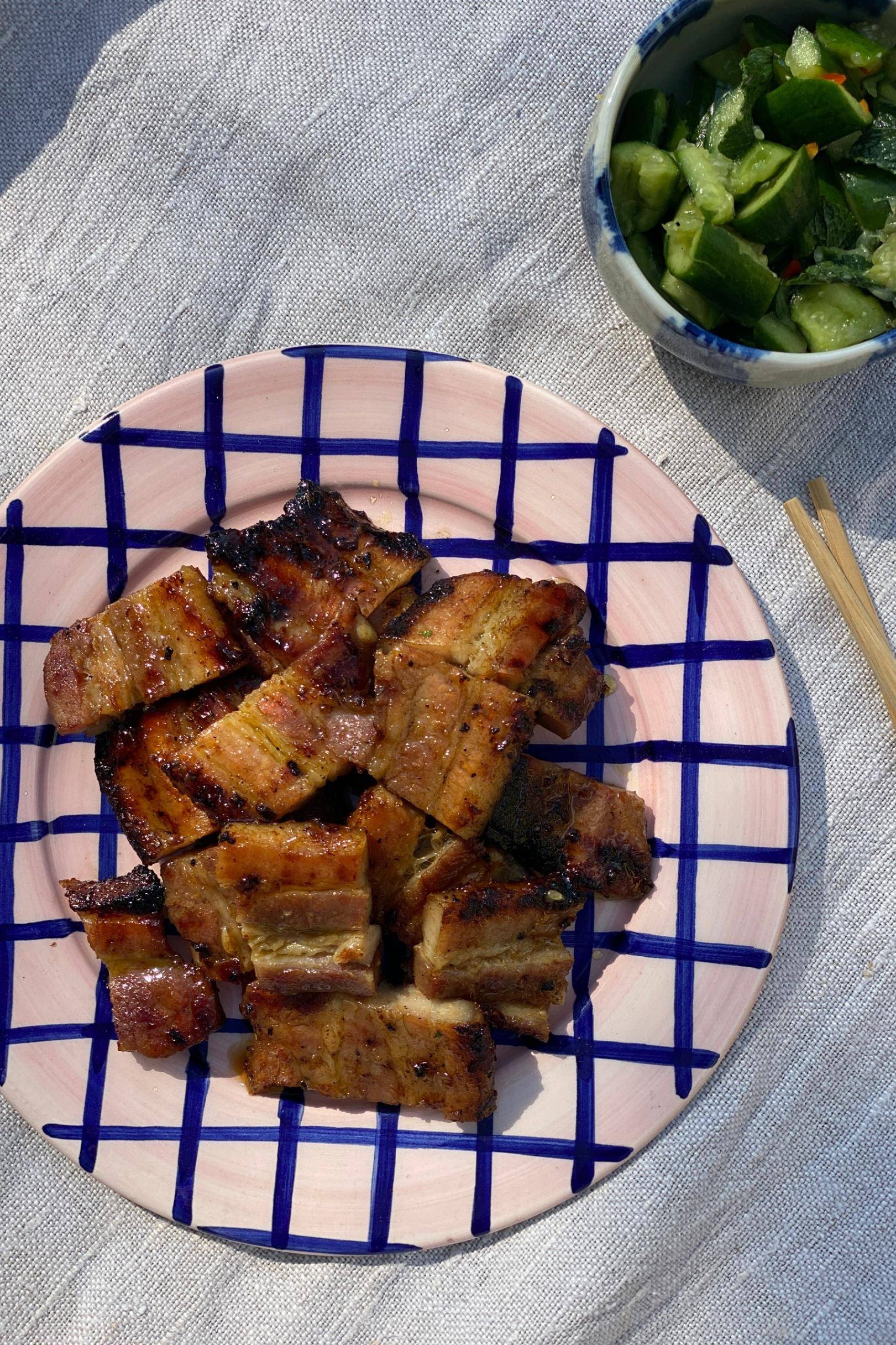 Vietnamesisch gegrilltes Bauchfleisch mit Gurken-Minze-Salat Rezept ...