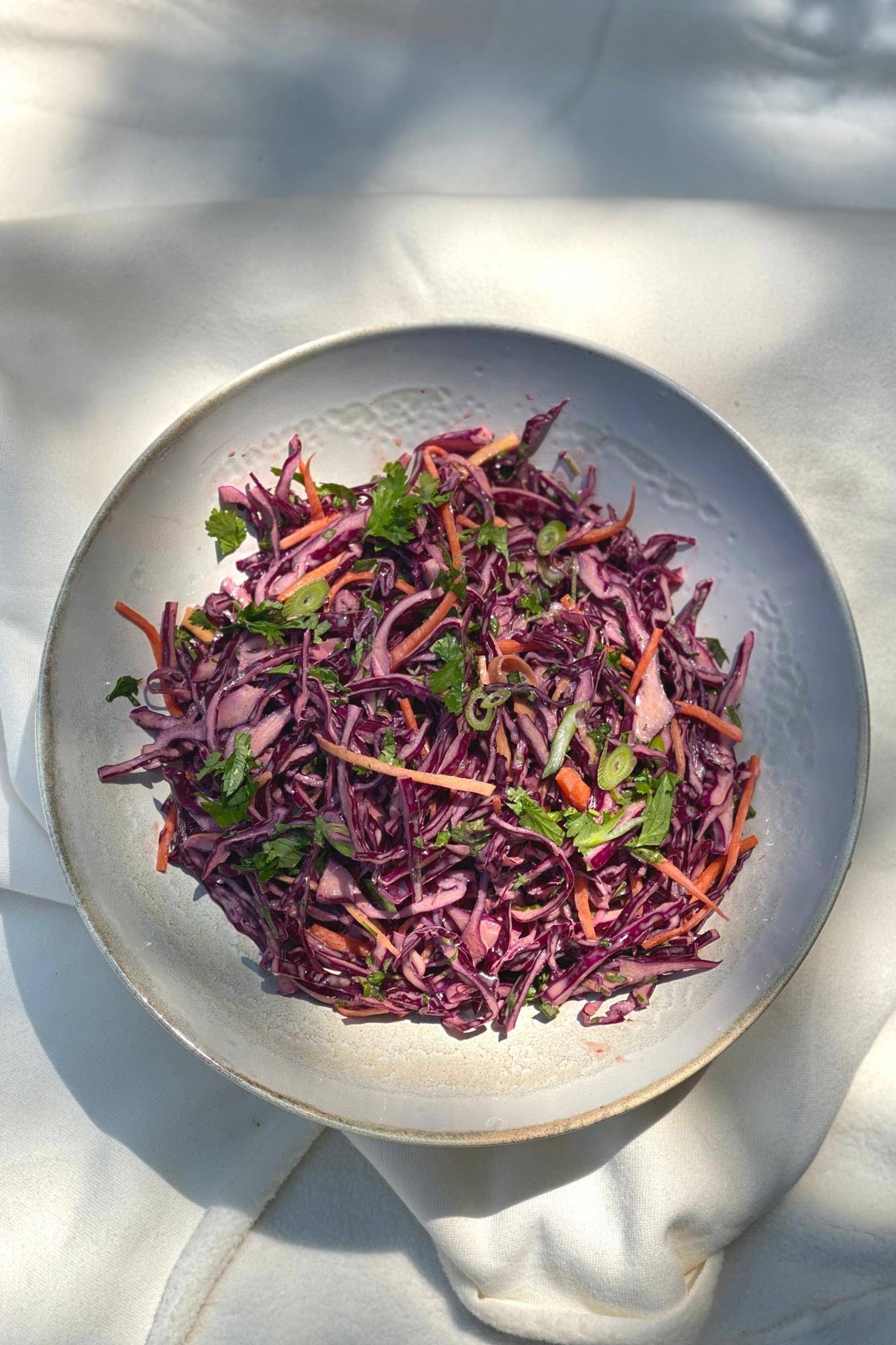 Asiatischer Krautsalat mit scharfer Mayonnaise Rezept | Happy Plates