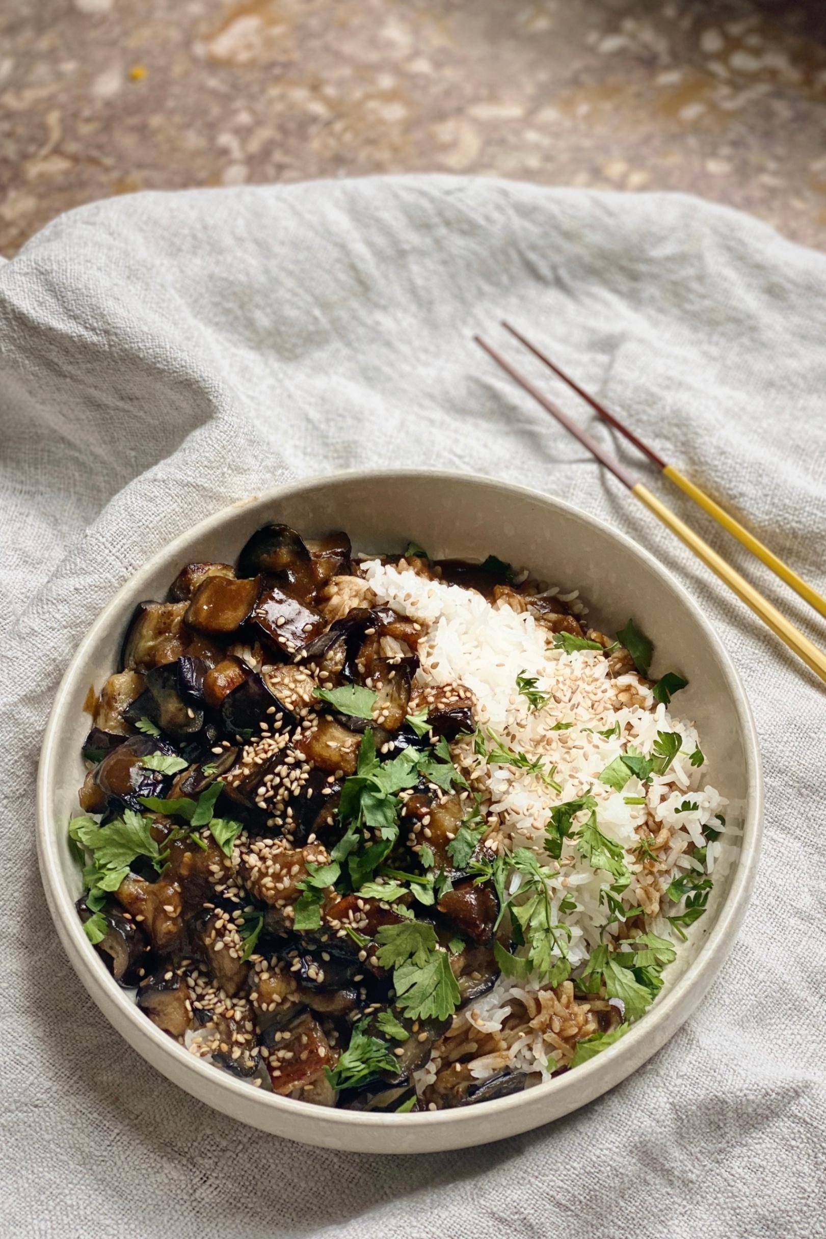 Auberginen mit Teriyaki-Sauce, Sesam und Reis Rezept | Happy Plates