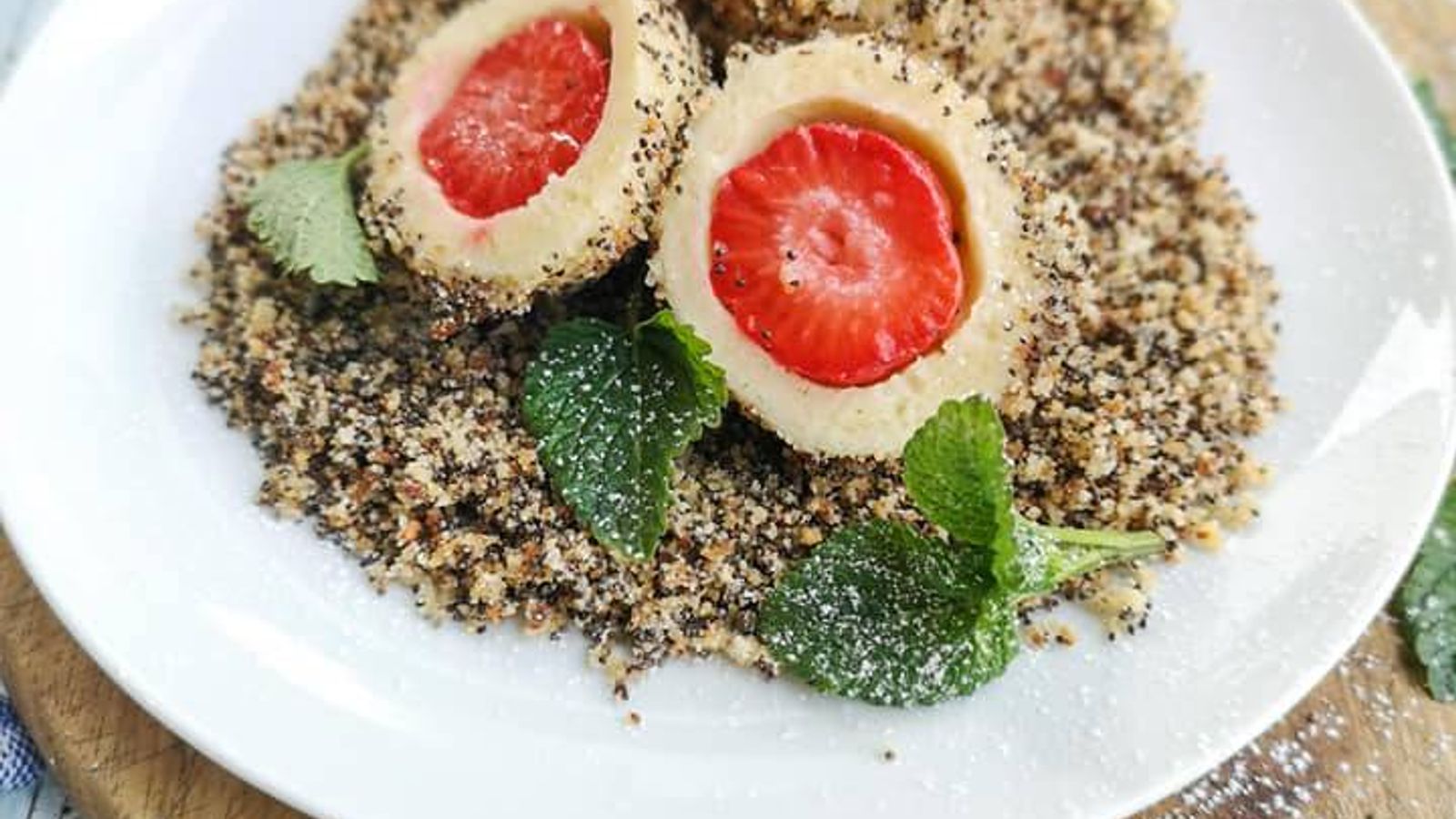 Erdbeerknödel mit Mohn-Brösel Rezept | Happy Plates Erdbeerknödel mit Mohn-Brösel Rezept | Happy Plates