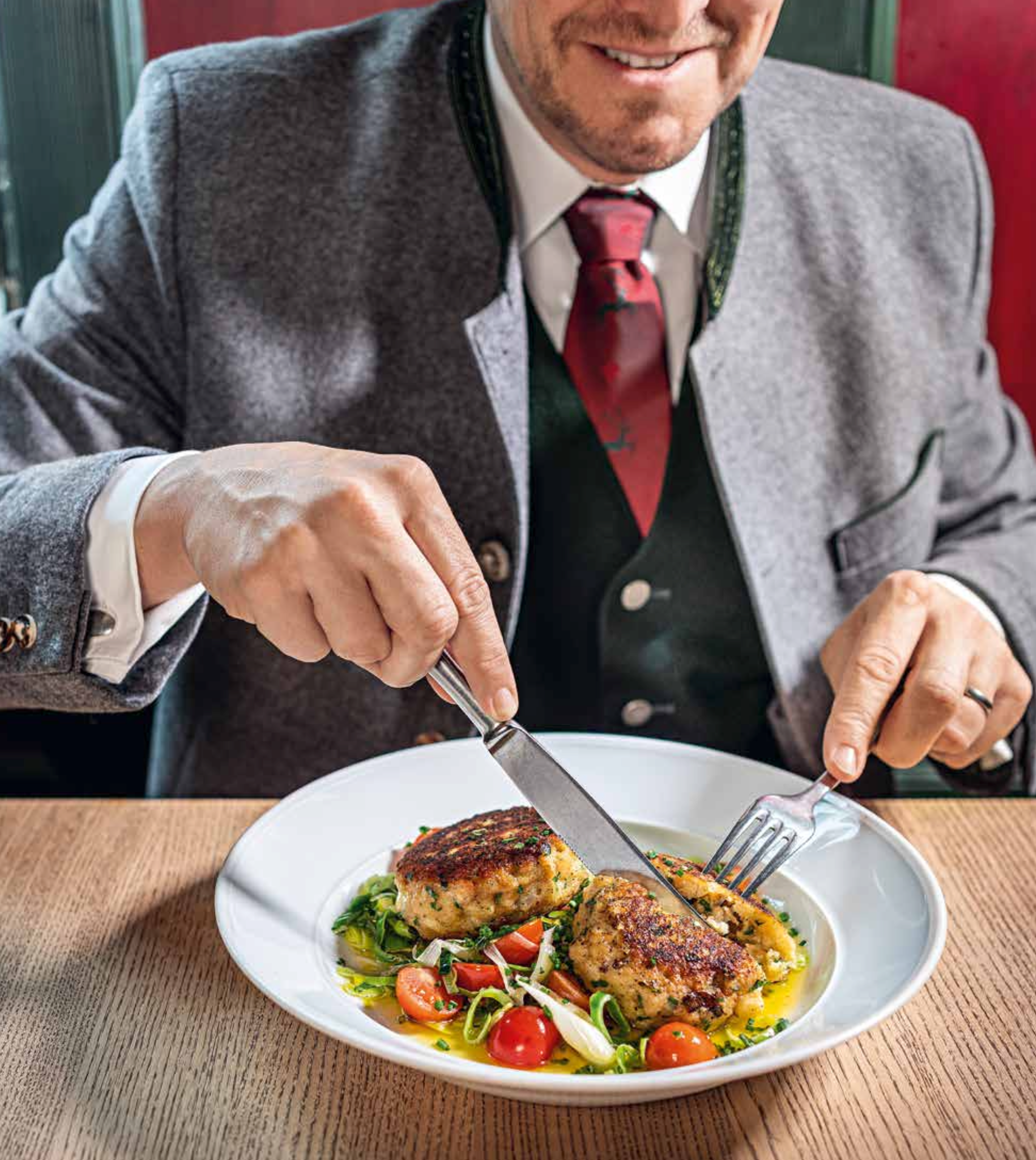 Kaspressknödel auf Lauch-Tomaten-Gemüse mit brauner Butter