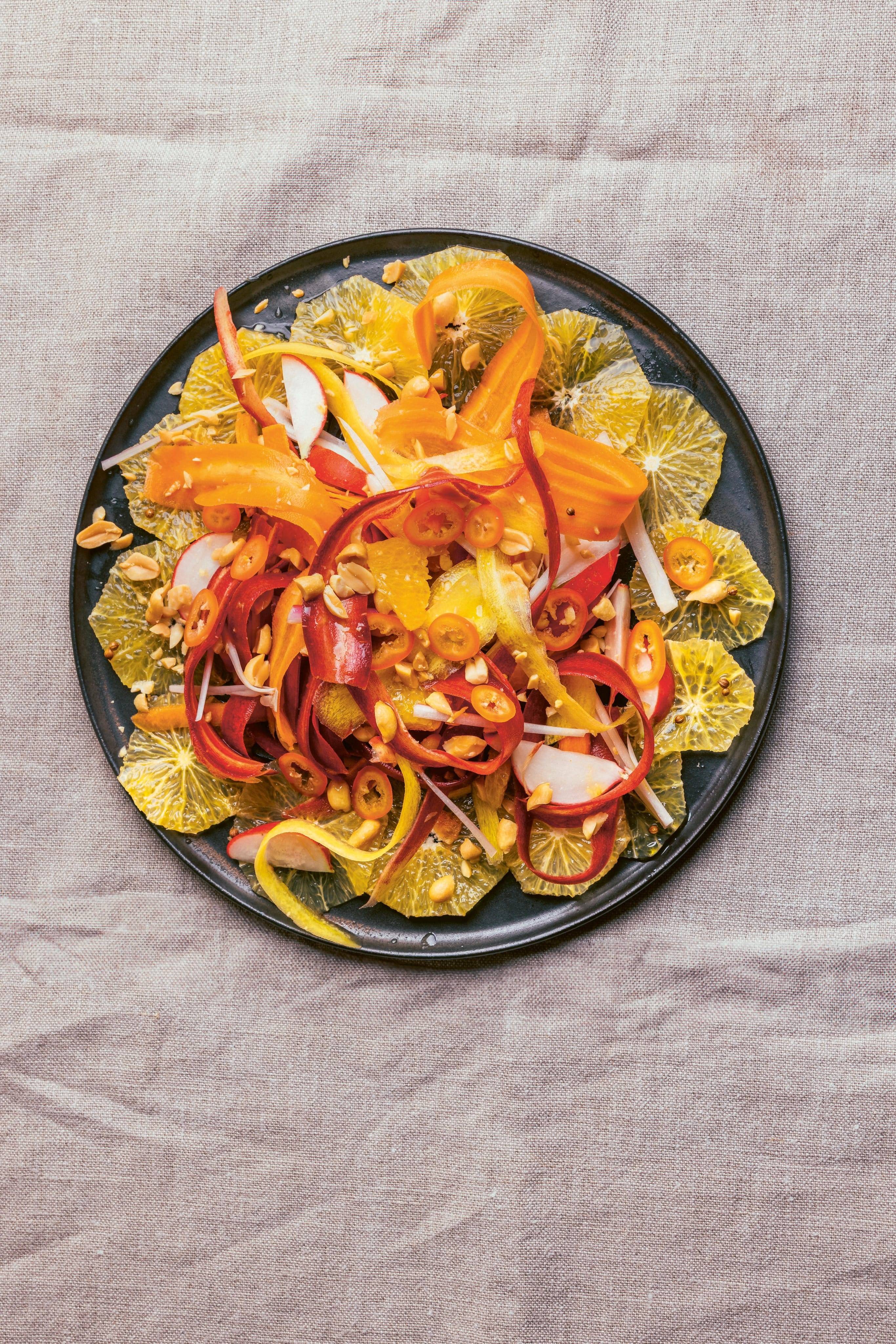 Karotten-Radieschen-Salat mit Orangen und Erdnüssen
