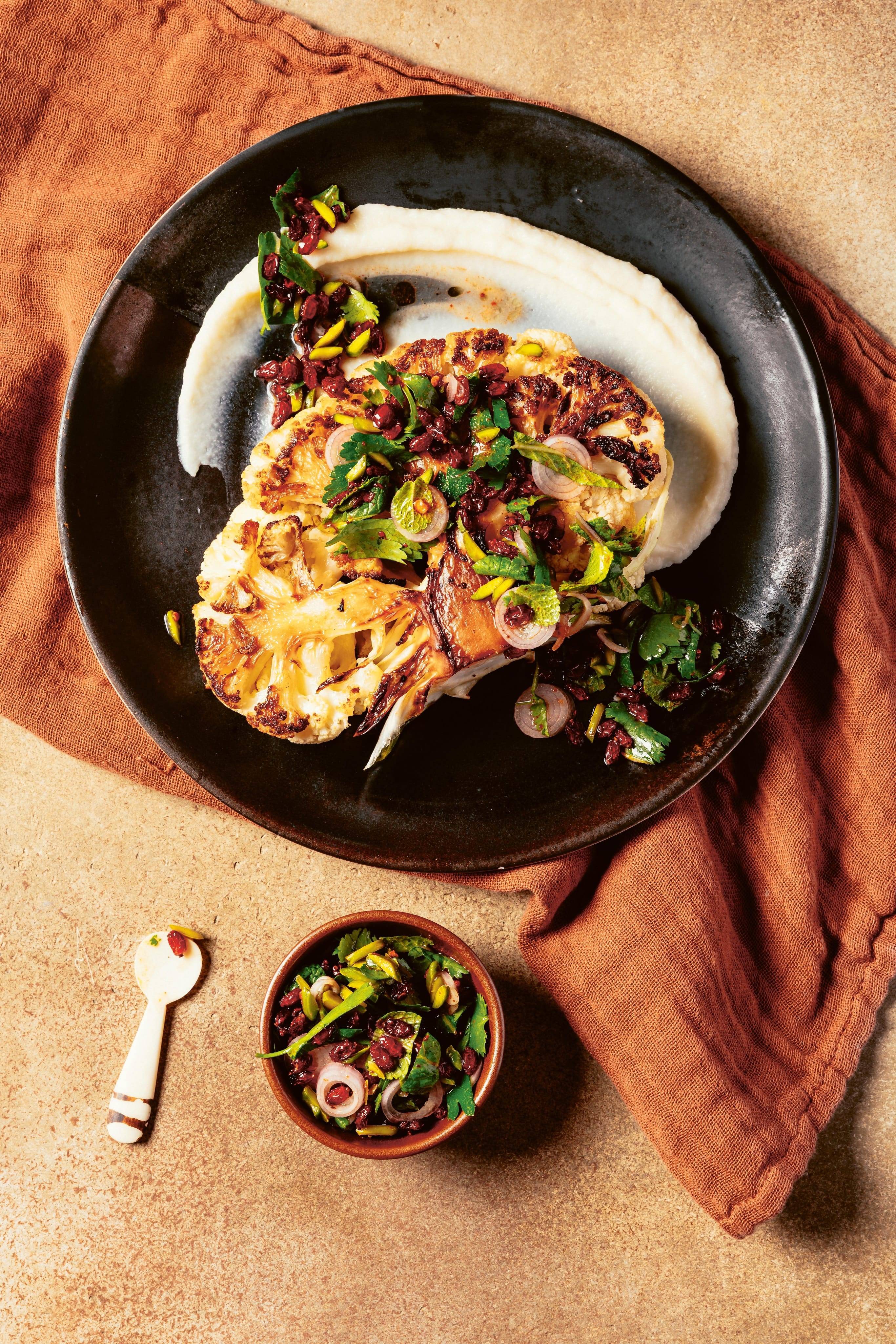 Blumenkohlsteak auf Blumenkohlcreme mit Berberitzen Pistazien Salsa