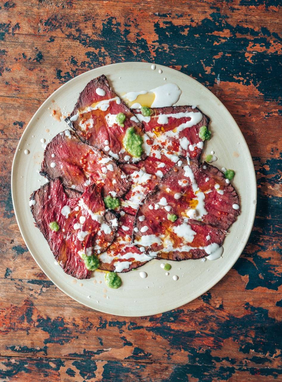 Roastbeef mit Tahina, grüner Chili-Salsa und Tomatenkernen