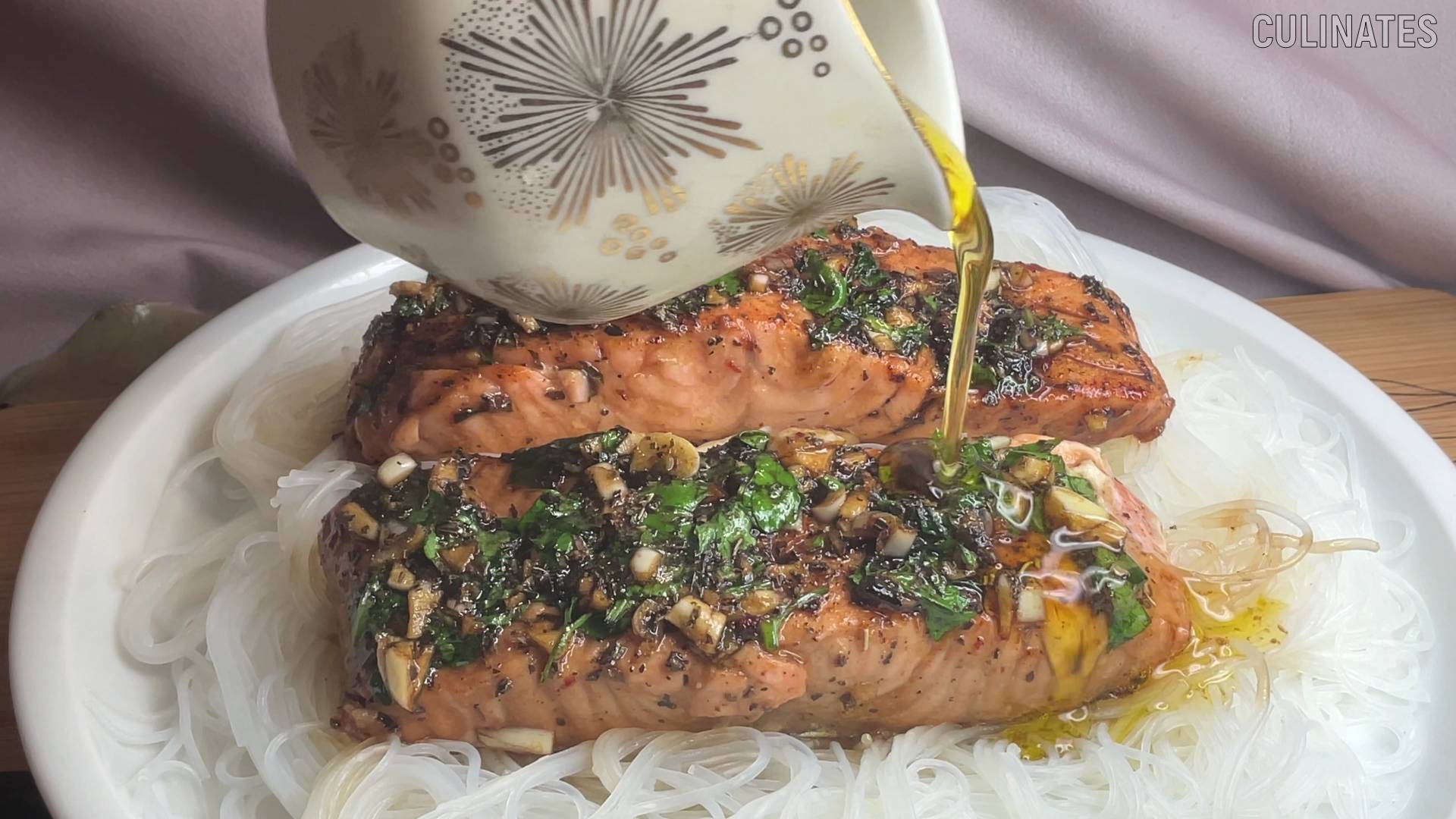 Honig-Knoblauch-Lachs mit Reisnudeln