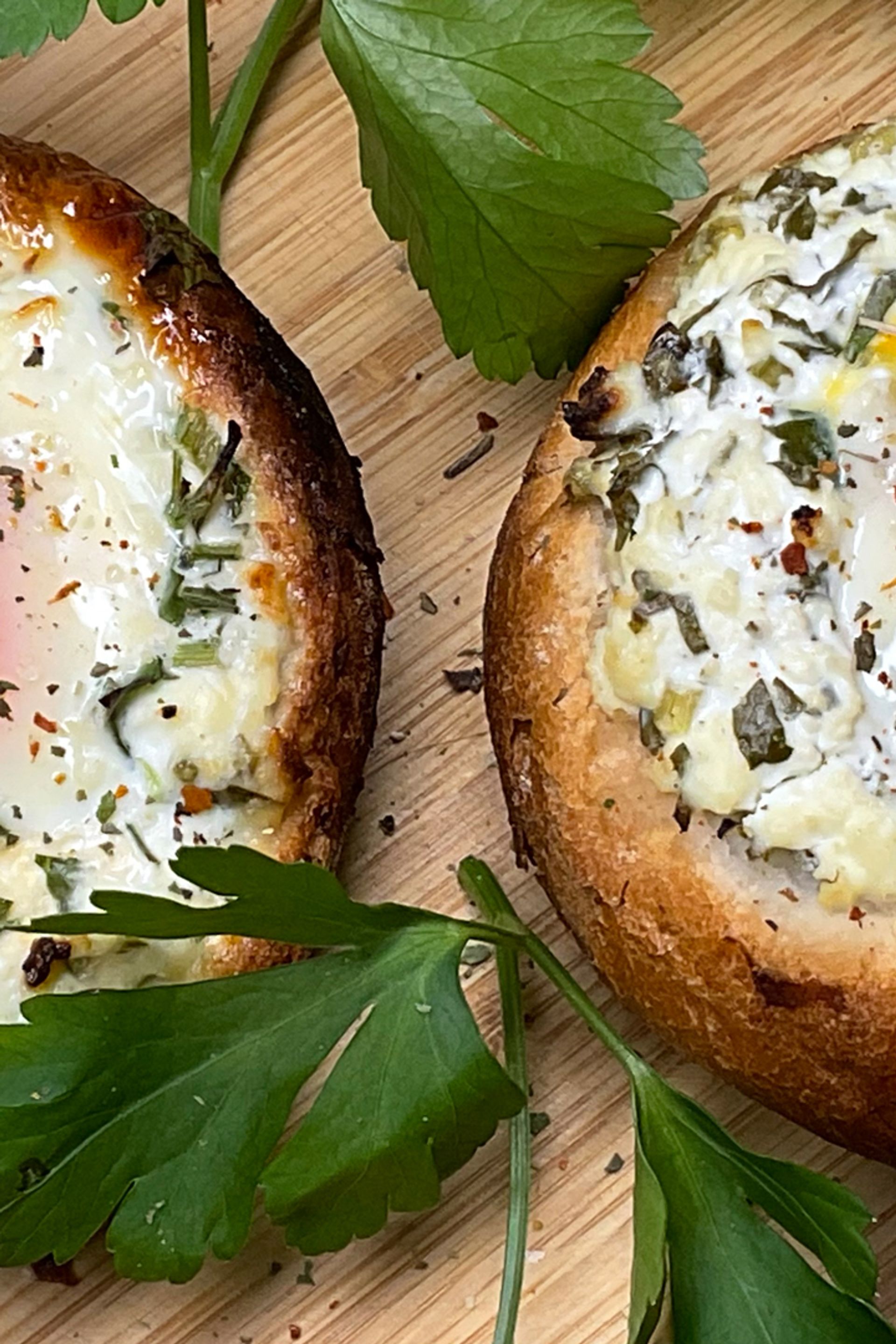 Brötchen mit Hüttenkäse und Ei