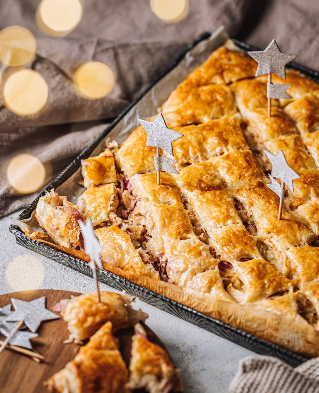 Deftiger Blätterteigfladen mit Sauerkraut-Apfel-Käse-Füllung