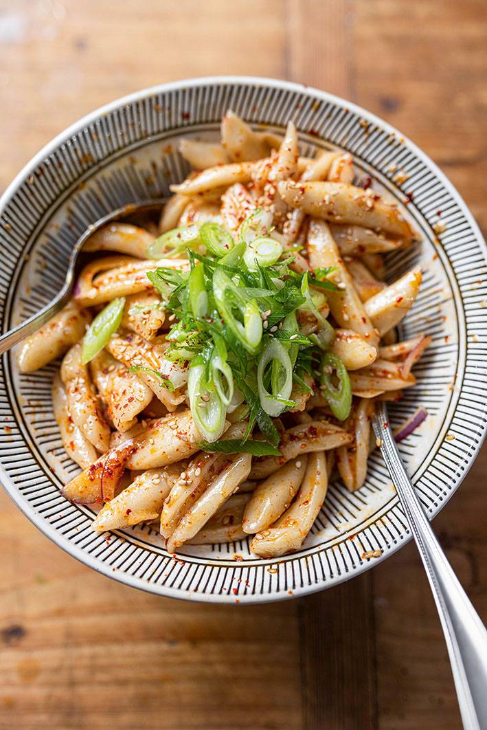 Teller mit Chili Nudeln und grünen Frühlingszwiebeln