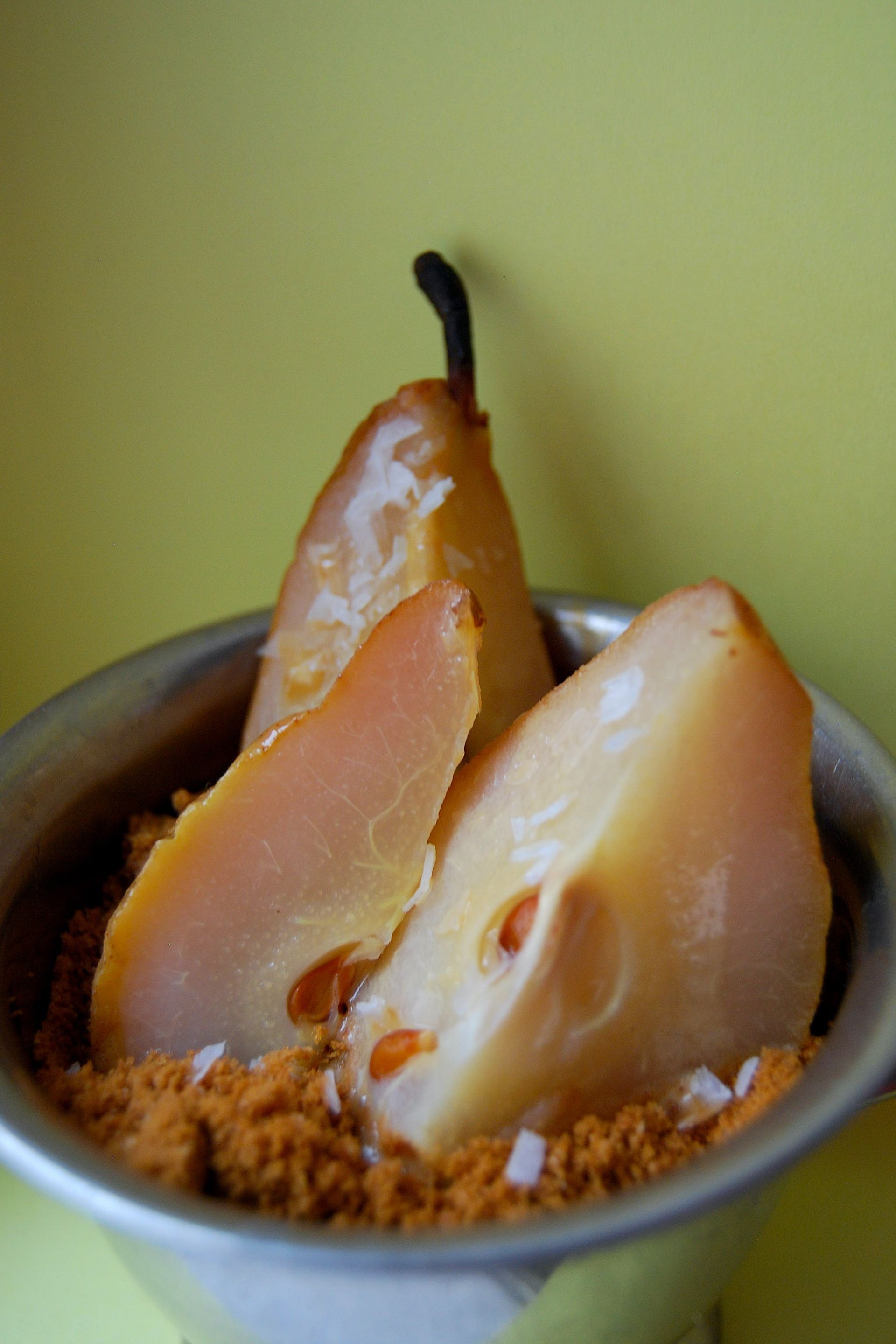 Salzbirne in Dulche de Leche Crumble