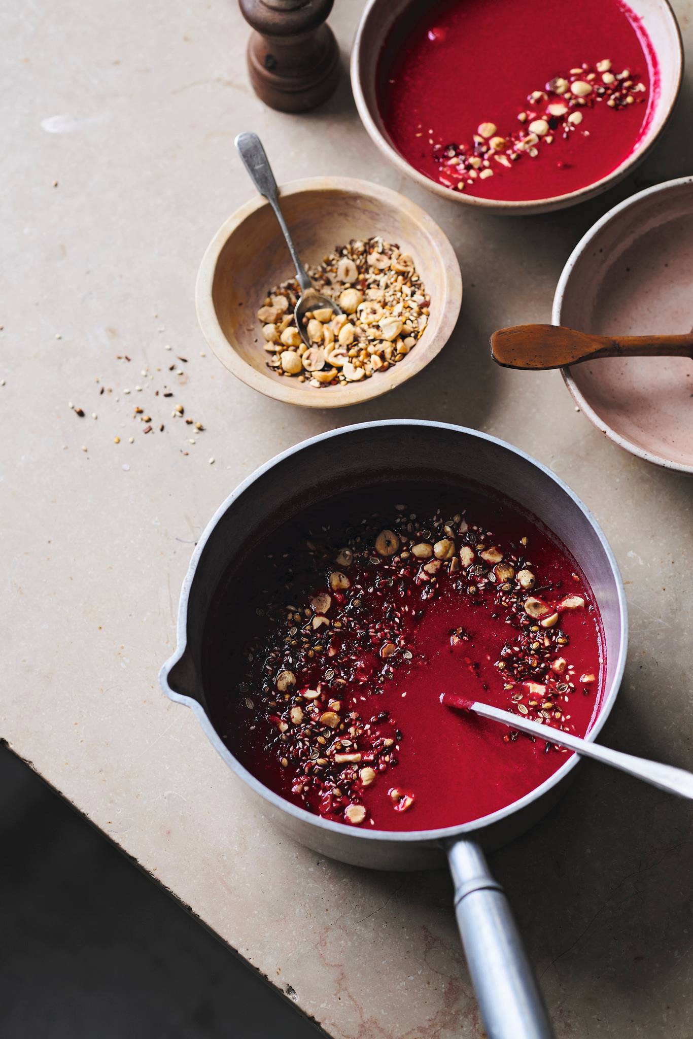 Würzige Rote-Bete-Suppe mit Haselnuss-Dukka