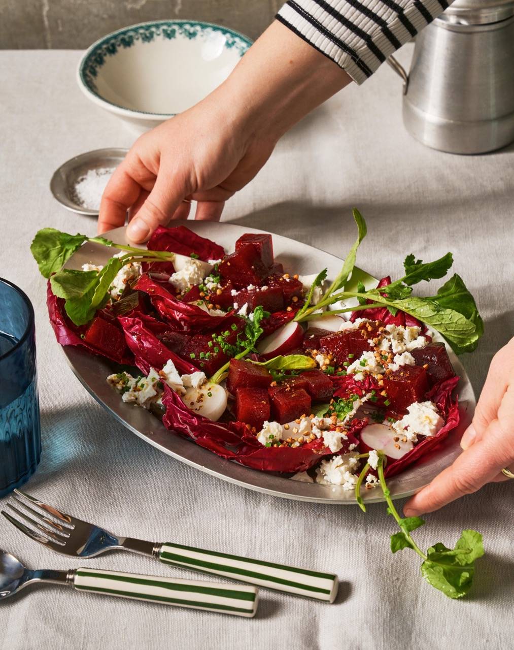 Rote-Bete-Salat mit Radicchio, Radieschen und geröstetem Buchweizen
