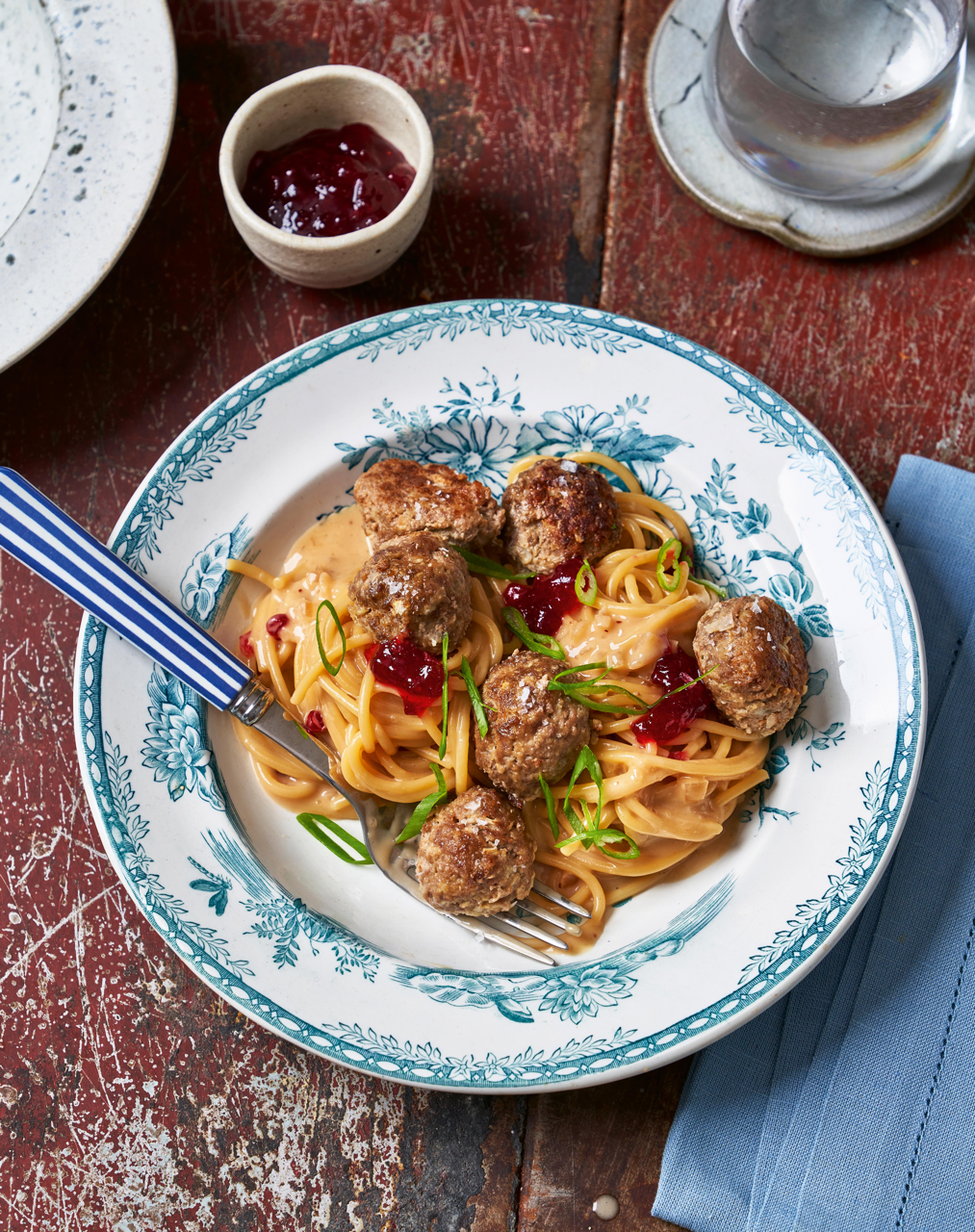 Pasta mit Köttbullar und Preiselbeeren