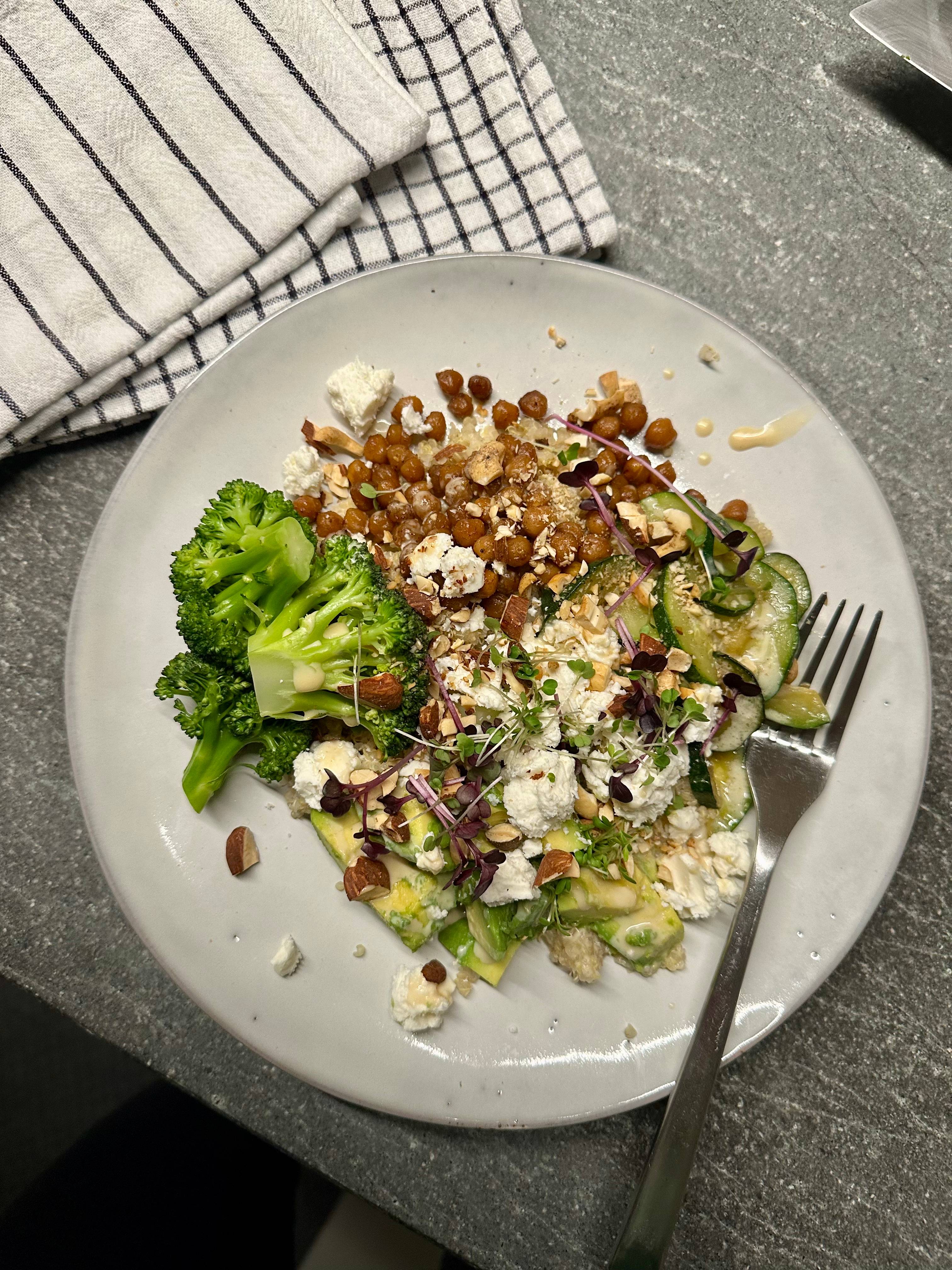 Grüne Frühlings-Bowl mit Zitronen-Miso-Dressing