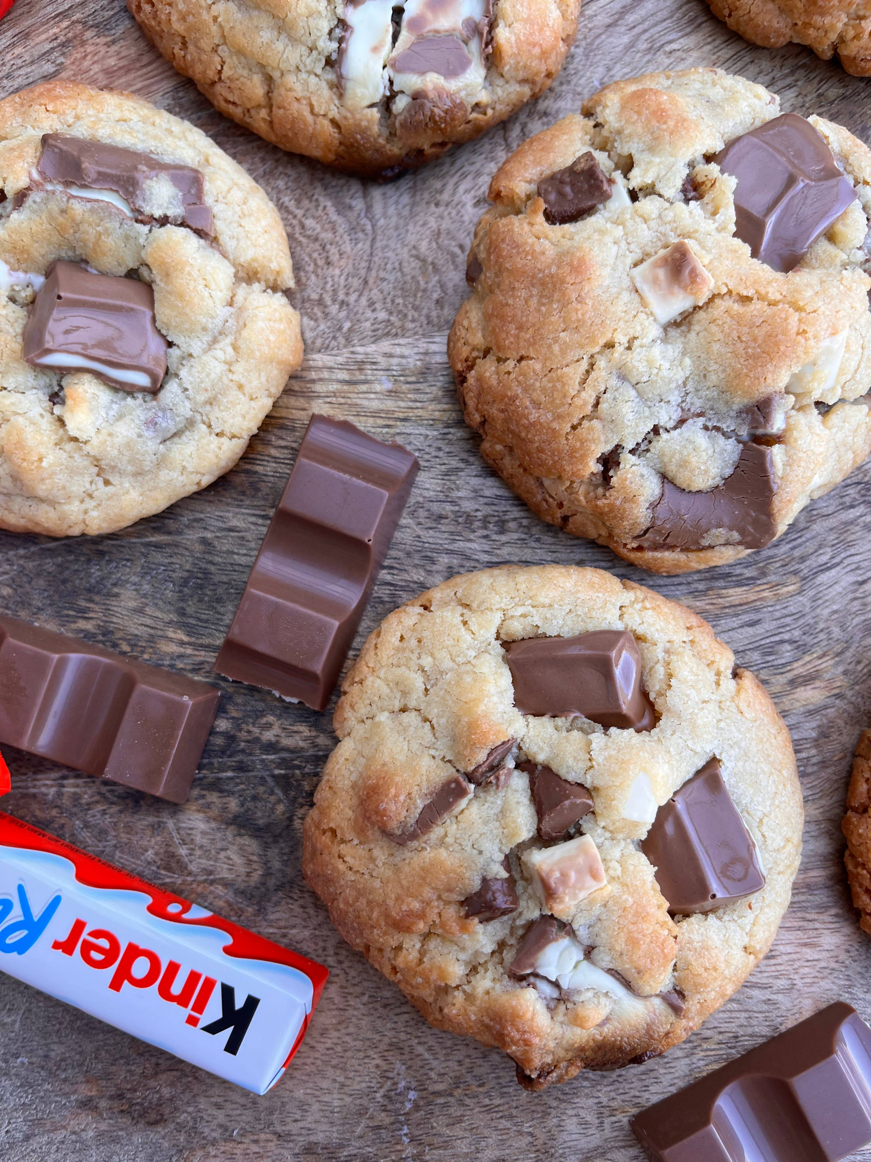 Cookies mit Kinderriegel-Stückchen