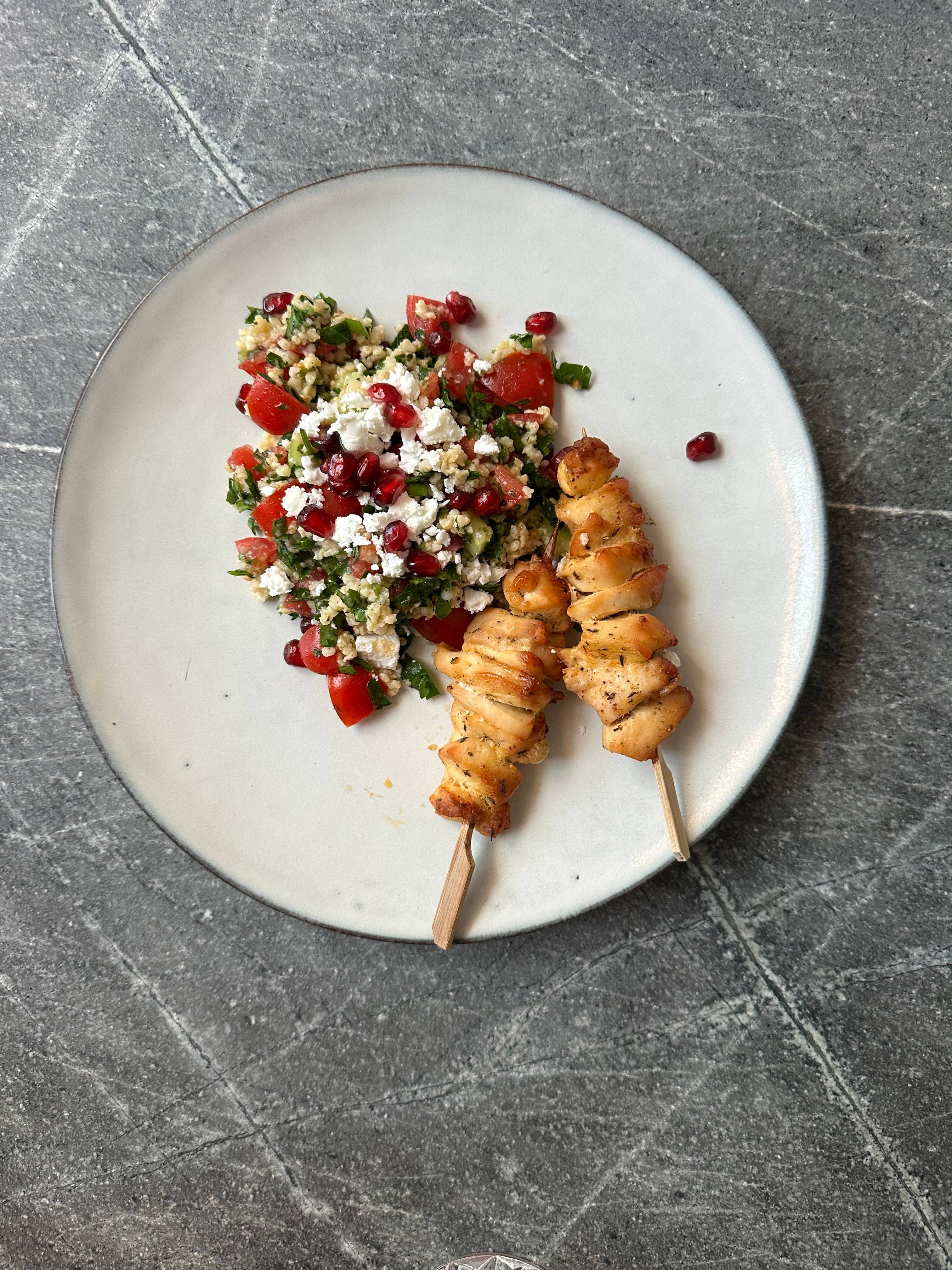 Hühnerspieße mit Hirse-Tabouleh, Feta und Granatapfelkernen
