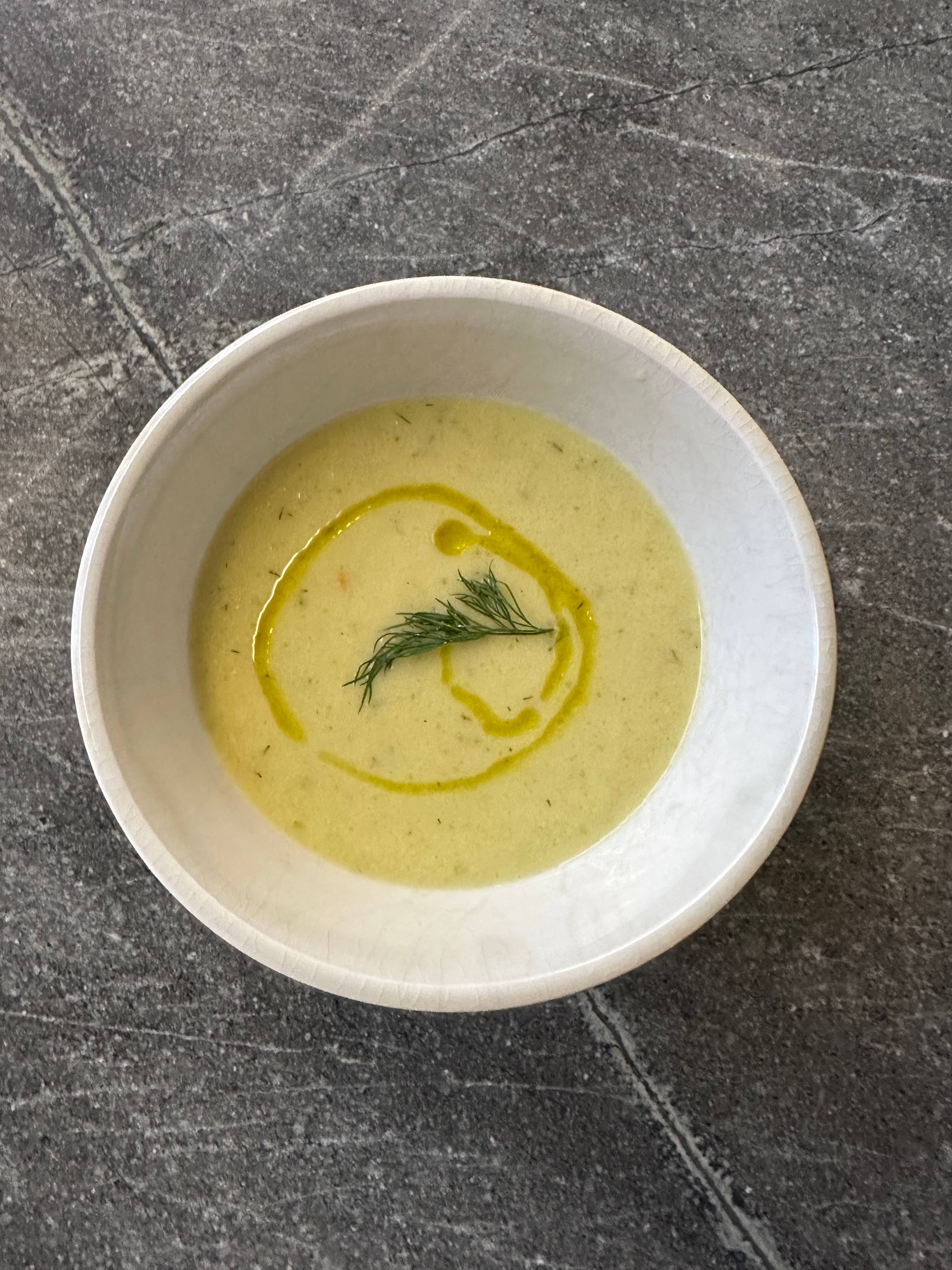 Sommerliche Gurkensuppe mit Dill